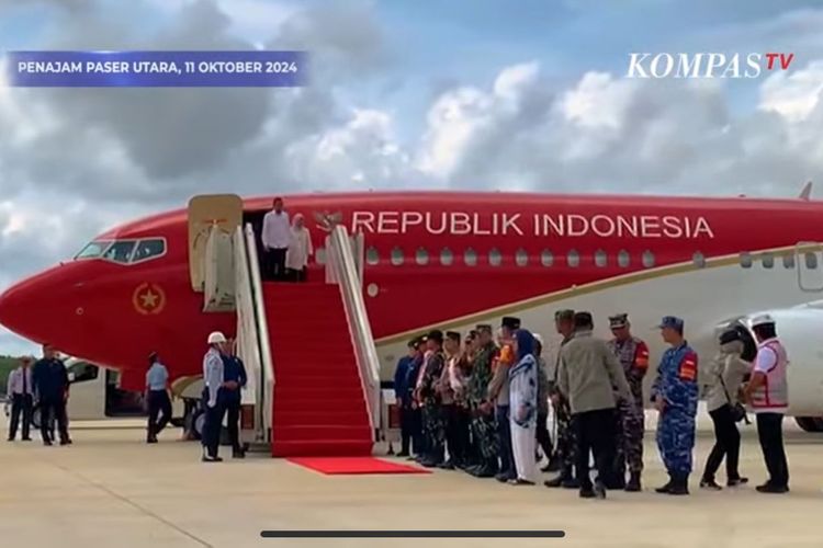 Pesawat Kepresidenan dengan jenis Boeing 737-800 yang membawa Presiden Joko Widodo dan Ibu Negara Iriana Joko Widodo mendarat perdana di Bandara Nusantara, Ibu Kota Nusantara (IKN), Kalimantan Timur, Jumat (11/10/2024). 